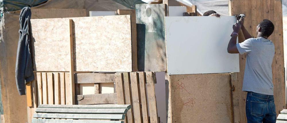 Flüchtlinge am Oranienplatz haben vor Wochen feste Hütten aus Holz gebaut.