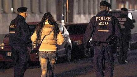 Polizei-Kontrolle in der Kurfürstenstraße in Berlin