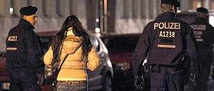 Polizei-Kontrolle in der Kurfürstenstraße in Berlin