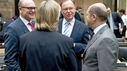 Weitgehend einig: Die Länderchefs Sellering (Mecklenburg-Vorpommern), Weil (Niedersachsen) und Scholz (Hamburg). Mit dem Rücken zur Kamera: Hannelore Kraft (NRW).