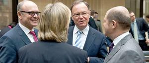 Weitgehend einig: Die Länderchefs Sellering (Mecklenburg-Vorpommern), Weil (Niedersachsen) und Scholz (Hamburg). Mit dem Rücken zur Kamera: Hannelore Kraft (NRW).