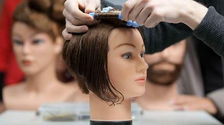 Manche Fernlernanbieter bringen angehenden Friseuren ihr Handwerk per "Youtube"-Video bei.