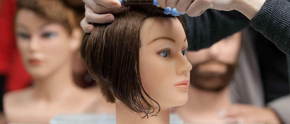 Manche Fernlernanbieter bringen angehenden Friseuren ihr Handwerk per "Youtube"-Video bei.