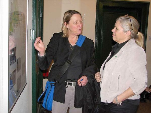 Die Schulleiterin der Zinnowwald GS, Gudrun Mojem (links), zeigt Bezirksstadträtin Christa Markl-Vieto (Grüne) den Entwurf zu ihrem Schulhof-Konzept.