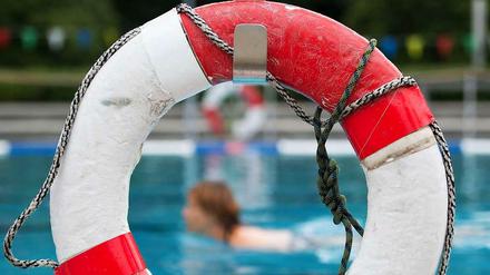 Eine Frau schwimmt. Nachdem im letzten Jahr die Zahl der Badetoten um 25 Prozent gestiegen ist, will der DLRG für mehr Schwimmausbilder sorgen.