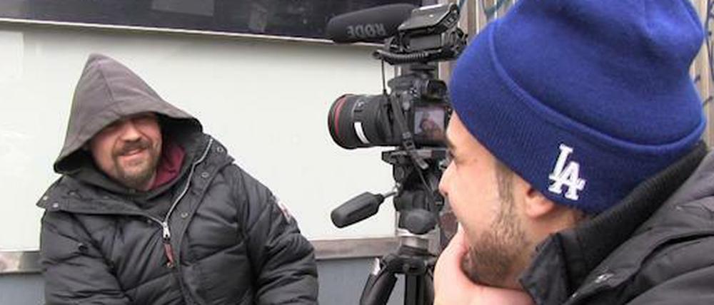 Student Omid Mirnour interviewt den Obdachlosen Andreas am Bahnhof Zoo. 