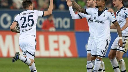 Schönen Dank: Torjäger Huntelaar (l.) staubt zweimal ab, Schalke gewinnt.