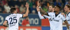 Schönen Dank: Torjäger Huntelaar (l.) staubt zweimal ab, Schalke gewinnt.