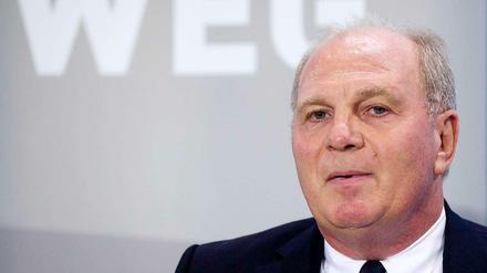 Hoher Fall: Der Präsident des FC Bayern ist am Donnerstag wegen Steuerhinterziehung zu dreieinhalb Jahren Haft verurteilt worden. 
