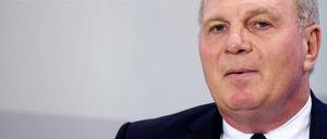Hoher Fall: Der Präsident des FC Bayern ist am Donnerstag wegen Steuerhinterziehung zu dreieinhalb Jahren Haft verurteilt worden. 