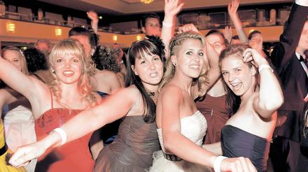 Die geprellten Abiturienten des Sartre-Gymnasium Hellersdorf konnten dank Sponsoren und etwas Zusatzfinanzierung doch noch einen festlichen Abend im Maritim-Hotel verbringen.