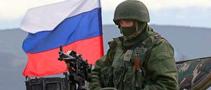 Offiziell nur ein bewaffneter Mann im Panzer vor der russischen Fahne auf der Krim. Inoffiziell: ein russischer Soldat.