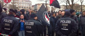 Mehr Gegendemonstranten als Kundgebungsteilnehmer am Oranienplatz.