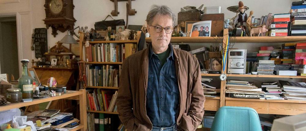 In Sven Nordqvists Wohnung stehen überall kleine Figuren und Dinge herum. Es könnten auch ein paar Mucklas darunter sein.