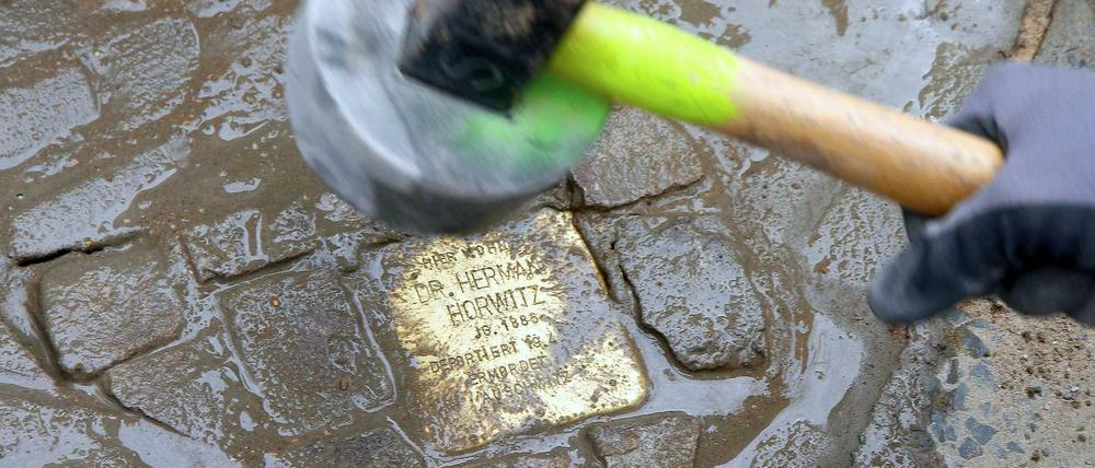 Verlegung des Stolpersteins für Herthas ehemaligen Mannschaftsarzt Dr. Hermann Horwitz.