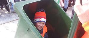 Nachdem Bibian Mentel-Spee das erste Snowboard-Gold holte, setzte sich ihr Sohn in eine von den Fans mitgebrachte Mülltonne, um sie zu überraschen.