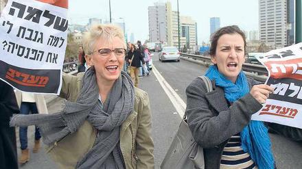 Nur noch online? Mitarbeiterinnen der Zeitung „Ma’ariv“ protestieren in Tel Aviv. Die renommierte israelische Tageszeitung steht vor dem möglichen Aus. 