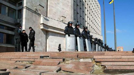 Ukrainische Polizeieinheiten stehen vor einem Verwaltungsgebäude