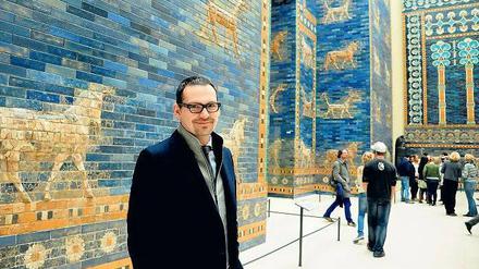 Schatz-Meister. Markus Hilgert vor dem babylonischen Ischtar-Tor im Vorderasiatischen Museum. 