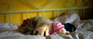 Die Mutter glaubte ihrer Tochter erst, als sie ihren Freund nackt mit ihr erwischte.