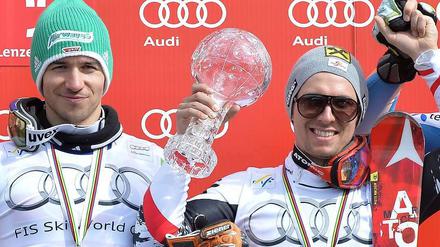 Felix Neureuther (links) und Marcel Hirscher mit Kugel.