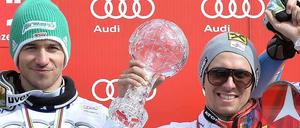 Felix Neureuther (links) und Marcel Hirscher mit Kugel.