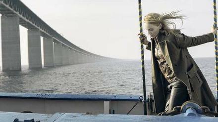 Kommissarin Saga Norén (Sofia Helin) kommt von der Brücke über den Öresund nicht los.