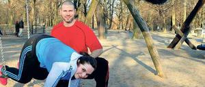 Spielend trainiert. Während Sohn Alexis schaukelt, macht seine Mama Teresa Malikiossis am selben Gerät Rumpf-Übungen. Personal Trainer Matthias John gibt am Anfang noch etwas Hilfestellung. Danach muss sie allein ran: im Stütz die Füße auf der Schaukel ranziehen und wieder wegdrücken. Da zwackt es im Bauch. 