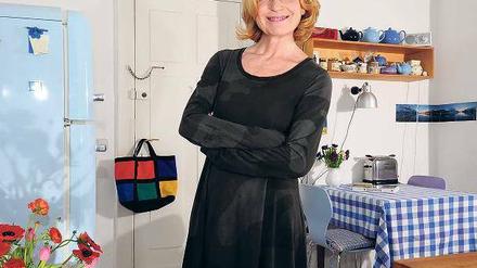 Blau, blau, himmelblau leuchtet die Berliner Küche von Maren Kroymann.