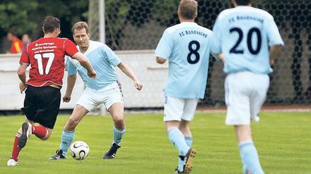 Hart am Ball. Ralf Brauksiepe (CDU) und seine Kollegen im Spiel gegen den Sparkassen- und Giroverband Deutschland im Jahnsportpark. 
