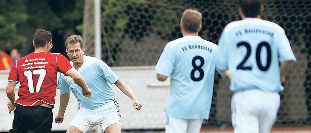Hart am Ball. Ralf Brauksiepe (CDU) und seine Kollegen im Spiel gegen den Sparkassen- und Giroverband Deutschland im Jahnsportpark. 