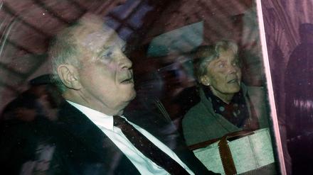 Uli Hoeneß im Auto mit seiner Frau Susi