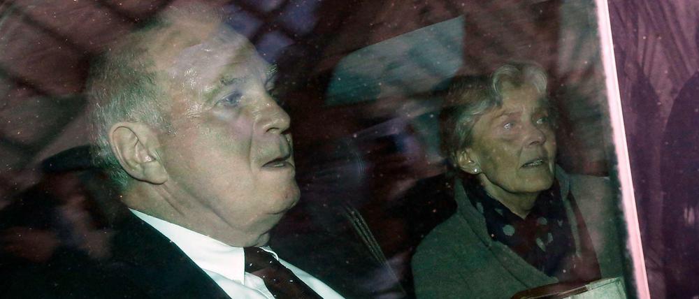Uli Hoeneß im Auto mit seiner Frau Susi
