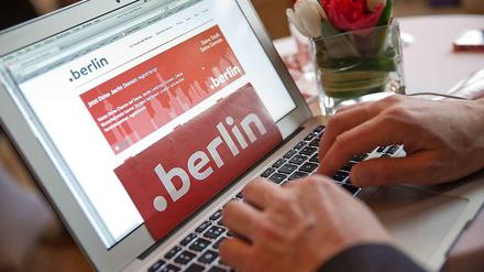 Seit Dienstag sind Internetseiten mit der neuen Adressendung .berlin öffentlich verfügbar. Die Einführung von Städtenamen als Adresszusatz ist Teil einer großen Reform der Navigationsverwaltung des Internets, die von der verantwortlichen International Corporation for Assigned Names and Numbers (Icann) 2011 nach langen Diskussionen beschlossen worden war. Sie macht den Weg frei für zahlreiche neue generische Top-Level-Domains (gTLD). Dabei sind als Adress-Endungen neben geografischen Bezeichnungen nun auch Begriffe wie .sexy oder .christmas möglich. Firmen konnten Lizenzen beantragen und dürfen die gTLD in diesen Monaten nach und nach vermarkten.