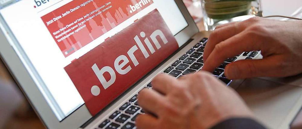 Seit Dienstag sind Internetseiten mit der neuen Adressendung .berlin öffentlich verfügbar. Die Einführung von Städtenamen als Adresszusatz ist Teil einer großen Reform der Navigationsverwaltung des Internets, die von der verantwortlichen International Corporation for Assigned Names and Numbers (Icann) 2011 nach langen Diskussionen beschlossen worden war. Sie macht den Weg frei für zahlreiche neue generische Top-Level-Domains (gTLD). Dabei sind als Adress-Endungen neben geografischen Bezeichnungen nun auch Begriffe wie .sexy oder .christmas möglich. Firmen konnten Lizenzen beantragen und dürfen die gTLD in diesen Monaten nach und nach vermarkten.
