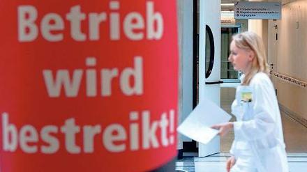 Wieder im Ausstand. Am Montag wollen Pflegekräfte an sechs Kliniken streiken. Nicht zum ersten Mal, wie dieses Foto aus dem Klinikum Neukölln zeigt. Es entstand 2010.