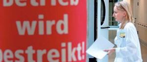 Wieder im Ausstand. Am Montag wollen Pflegekräfte an sechs Kliniken streiken. Nicht zum ersten Mal, wie dieses Foto aus dem Klinikum Neukölln zeigt. Es entstand 2010.