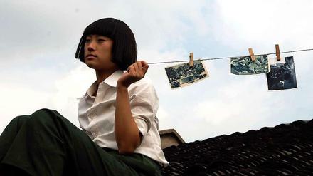 Politisch wach. Lili (Lili Wang) fotografiert lokale Protest-Demos. 