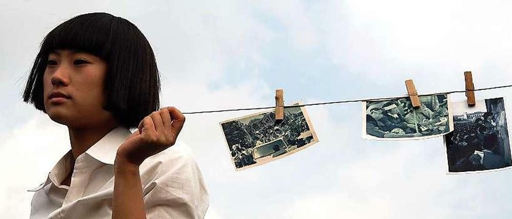 Politisch wach. Lili (Lili Wang) fotografiert lokale Protest-Demos. 