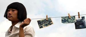 Politisch wach. Lili (Lili Wang) fotografiert lokale Protest-Demos. 