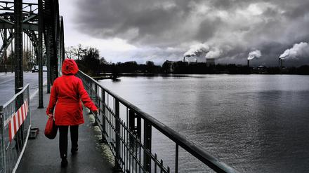 Im roten Bereich. Kohlekraftwerke wie die von Vattenfall in Spandau müssen auf andere Brennstoffe umgestellt werden, damit Berlin klimaneutral werden kann.