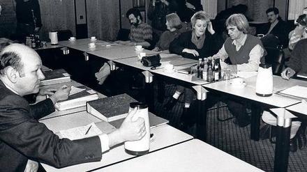Schwierige Verhandlungen. Die Delegationen von SPD mit Walter Momper und der Alternativen Liste mit Renate Künast und Hans-Christian Ströbele rangen heftig miteinander, bis sie eine Basis für eine Koalition fanden.
