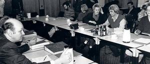 Schwierige Verhandlungen. Die Delegationen von SPD mit Walter Momper und der Alternativen Liste mit Renate Künast und Hans-Christian Ströbele rangen heftig miteinander, bis sie eine Basis für eine Koalition fanden.