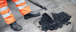 Tricksen und teeren. Wir haben noch ein bisschen Material übrig, sagen die Handwerker. „Können wir damit Ihre Einfahrt asphaltieren?“ Finger weg, rät die Polizei. 