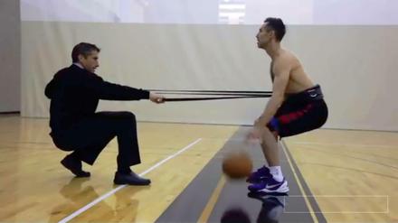 Strecken für die Karriere. Nash beim Einzeltraining mit seinem Physiotherapeuten.