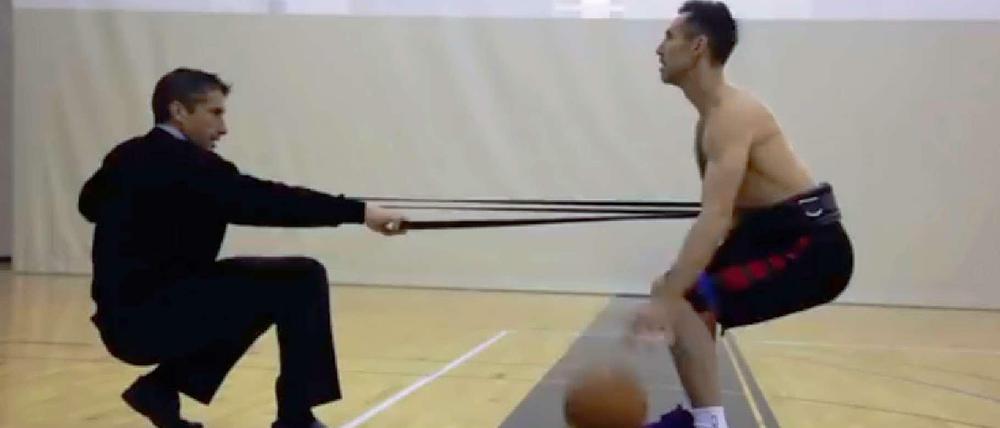 Strecken für die Karriere. Nash beim Einzeltraining mit seinem Physiotherapeuten.