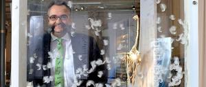 Aufforderung zum Mitzählen. Johannes Vogel vom Berliner Naturkundemuseum – fotografiert in der Ausstellung „Federflug“ – will Bürger zu Wissenschaftlern machen. 