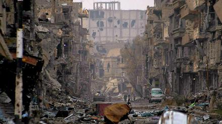 Eine zerstörte Straße in Deir Ezzor