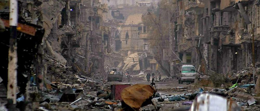 Eine zerstörte Straße in Deir Ezzor
