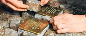 Steine der Erinnerung. Mit Stolpersteinen wird vor Häusern der einst dort lebenden, von den Nazis vertriebenen und oft auch ermordeten Juden gedacht. 